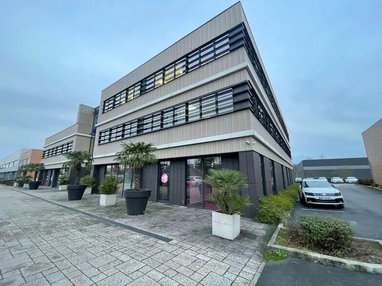 Bureau dans Bussy-Saint-Martin à louer - Photo du bâtiment - Image 1 de 3