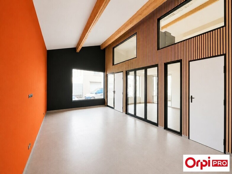 Office in Givors for lease - Building Photo - Image 1 of 6