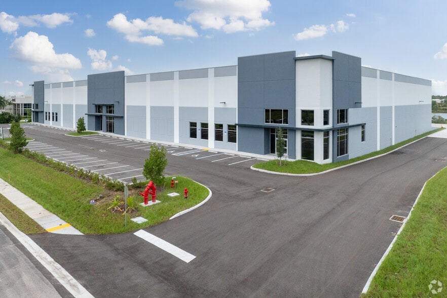 14520 Global Pky, Fort Myers, FL for lease - Building Photo - Image 3 of 26