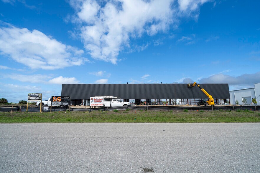 8411-8419 Duffie Dr, Punta Gorda, FL à vendre - Photo du bâtiment - Image 2 de 22