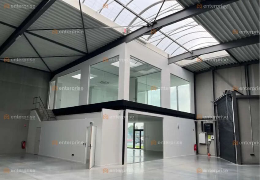 Flex in Seclin for lease - Interior Photo - Image 2 of 4