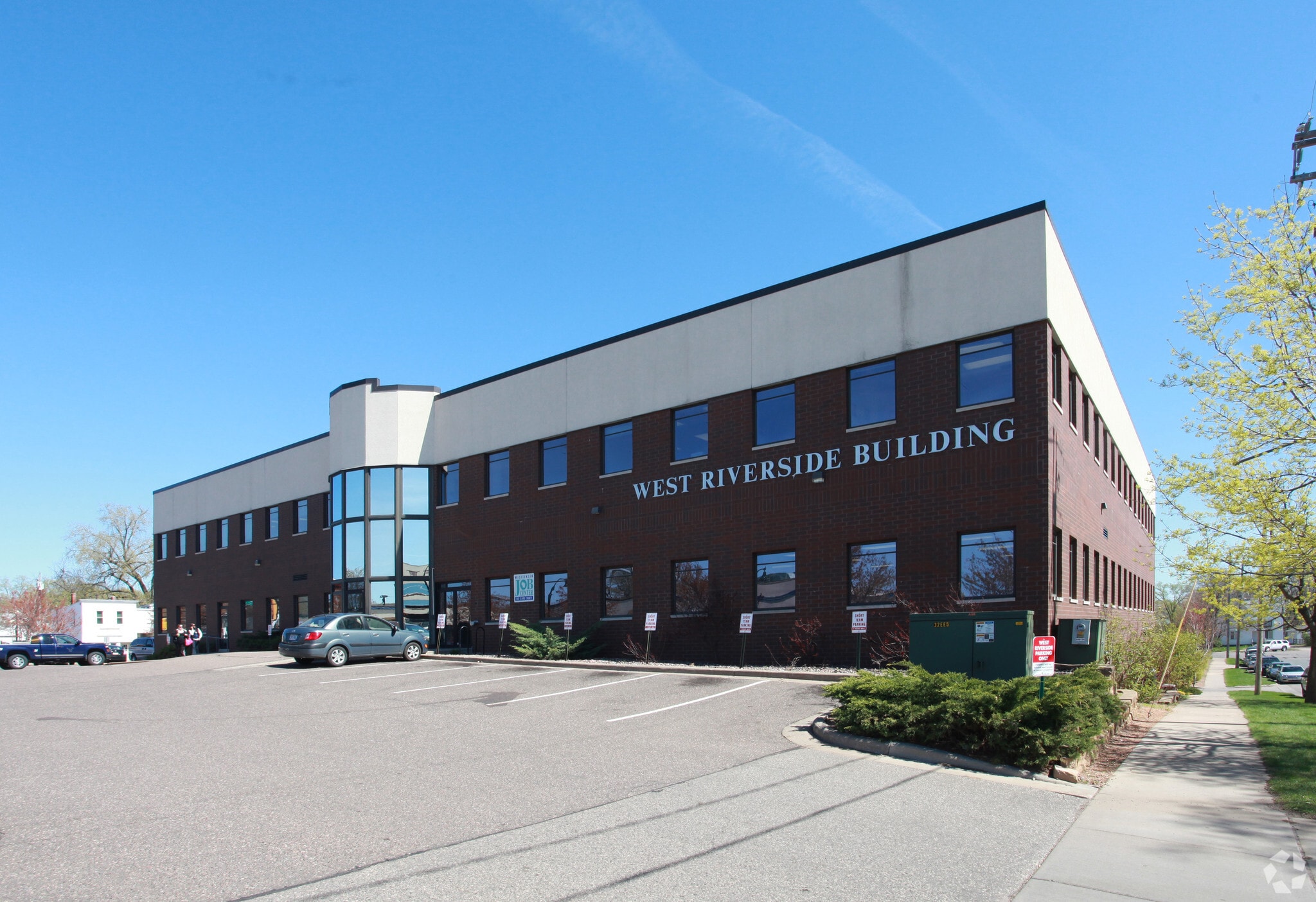 221 W Madison St, Eau Claire, WI à louer Photo du bâtiment- Image 1 de 7