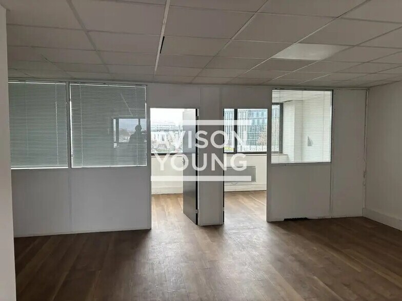 Flex in Saint-Denis for lease - Interior Photo - Image 2 of 10