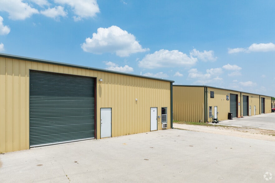 410 Millennium Dr, Kyle, TX à louer - Photo du bâtiment - Image 1 de 20