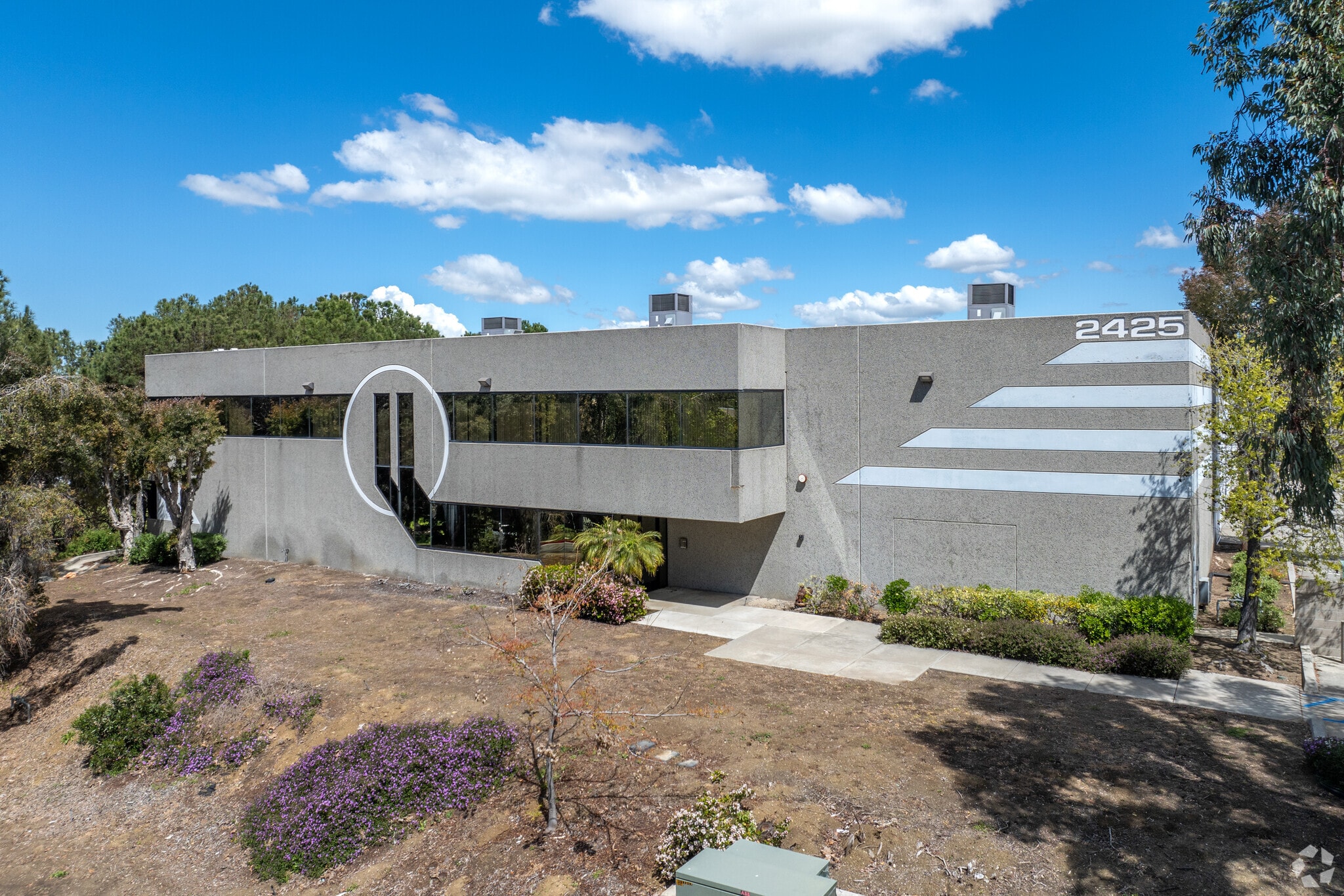 2425 La Mirada Dr, Vista, CA à vendre Photo du bâtiment- Image 1 de 8