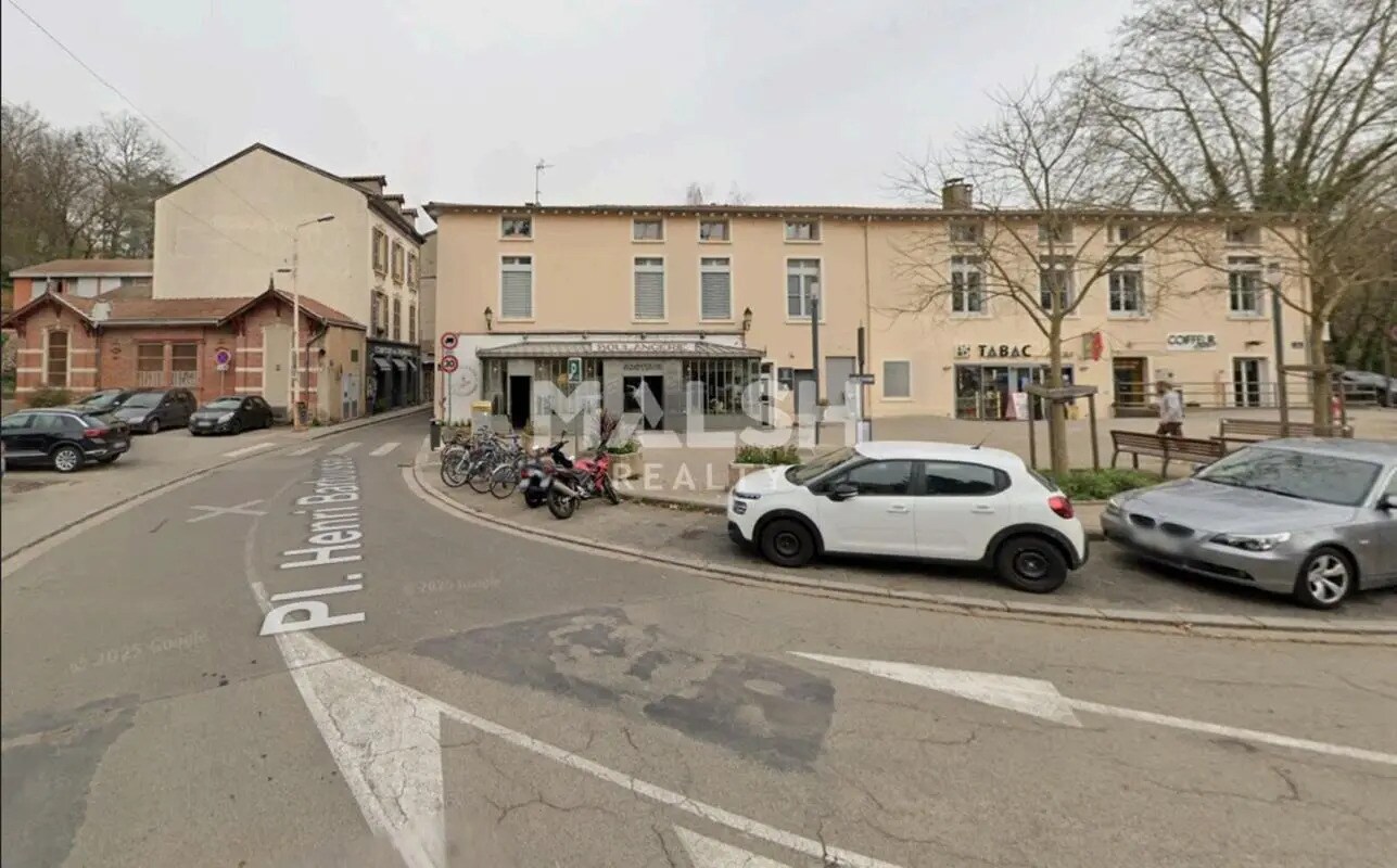 Retail in Lyon for lease Building Photo- Image 1 of 3