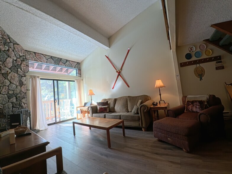 Eagle Summit Condo Collection portefeuille de 2 propriétés à vendre sur LoopNet.ca - Photo du bâtiment - Image 3 de 81