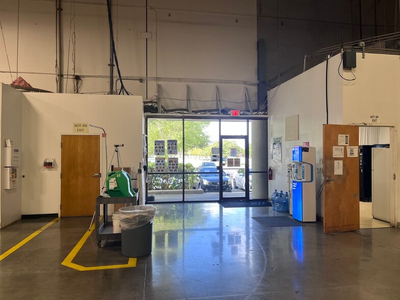 7975 114th Ave N, Largo, FL for lease - Building Photo - Image 3 of 12
