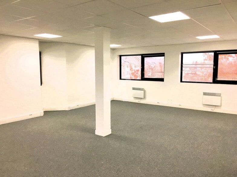 Office in Saint-Michel-sur-Orge for lease - Interior Photo - Image 3 of 8