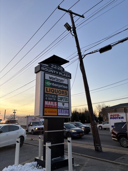 22-28 Hempstead Tpke, Farmingdale, NY for lease - Building Photo - Image 1 of 9