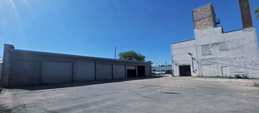 1112 Monroe St, Toledo, OH for lease - Building Photo - Image 2 of 8