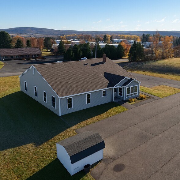 8 Wesleyan St, Fort Fairfield, ME à vendre - Photo du bâtiment - Image 3 de 24