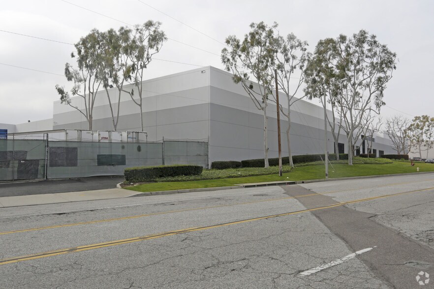 220 W Victoria St, Compton, CA à louer - Photo du bâtiment - Image 3 de 5