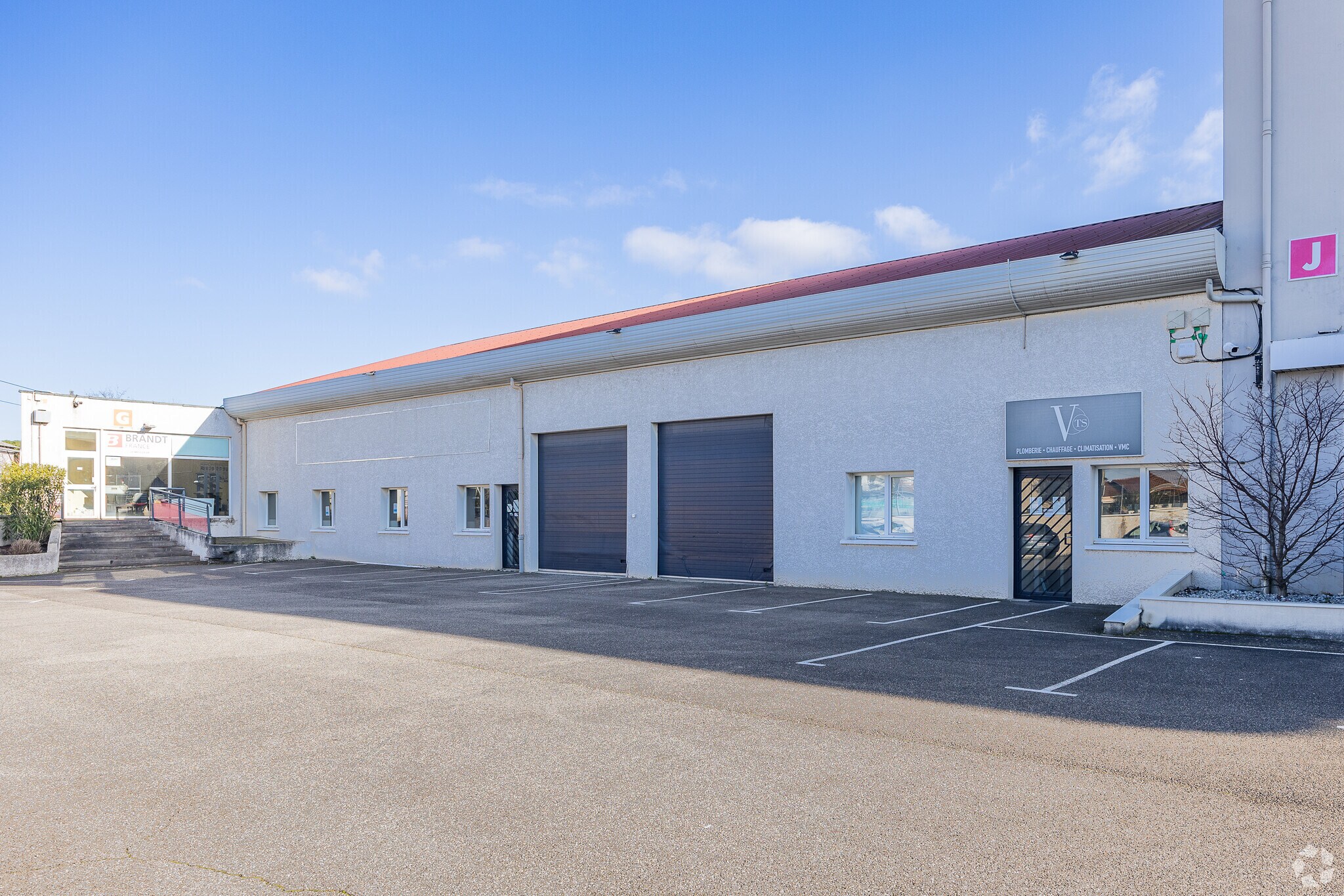 Flex in Décines-Charpieu for lease Building Photo- Image 1 of 4