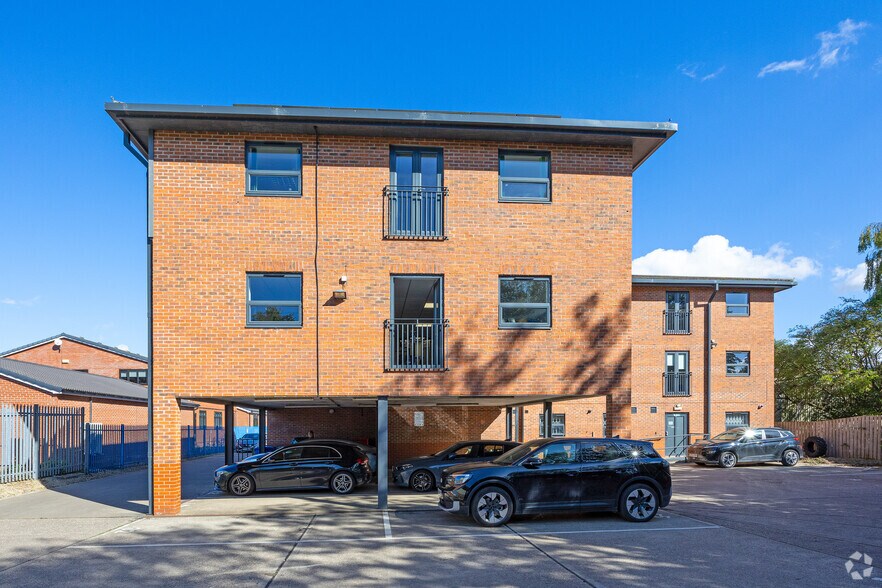 Annie Reed Rd, Beverley à louer - Photo du bâtiment - Image 2 de 3