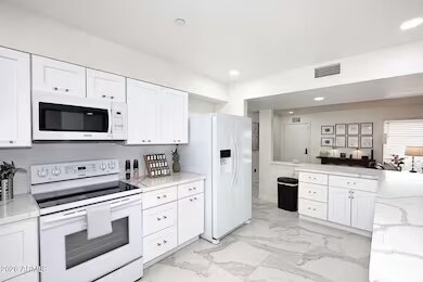10013 W Desert Forest Cir, Sun City, AZ à vendre - Photo intérieure - Image 2 de 33