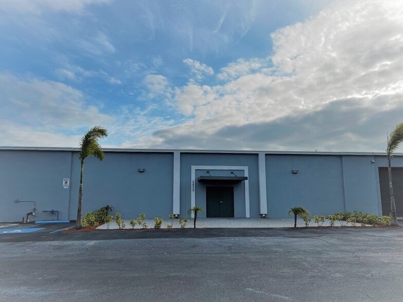6850 Cross Bayou Dr, Seminole, FL for lease - Building Photo - Image 1 of 21