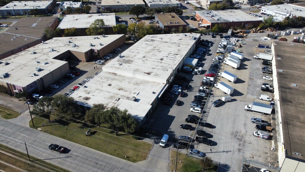 1365 Regal Row, Dallas, TX à vendre - Photo du bâtiment - Image 2 de 32