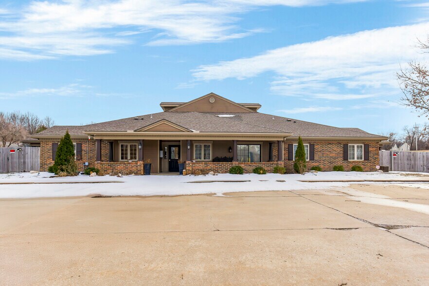 105 E Amity St, Louisburg, KS à vendre - Photo du bâtiment - Image 1 de 3