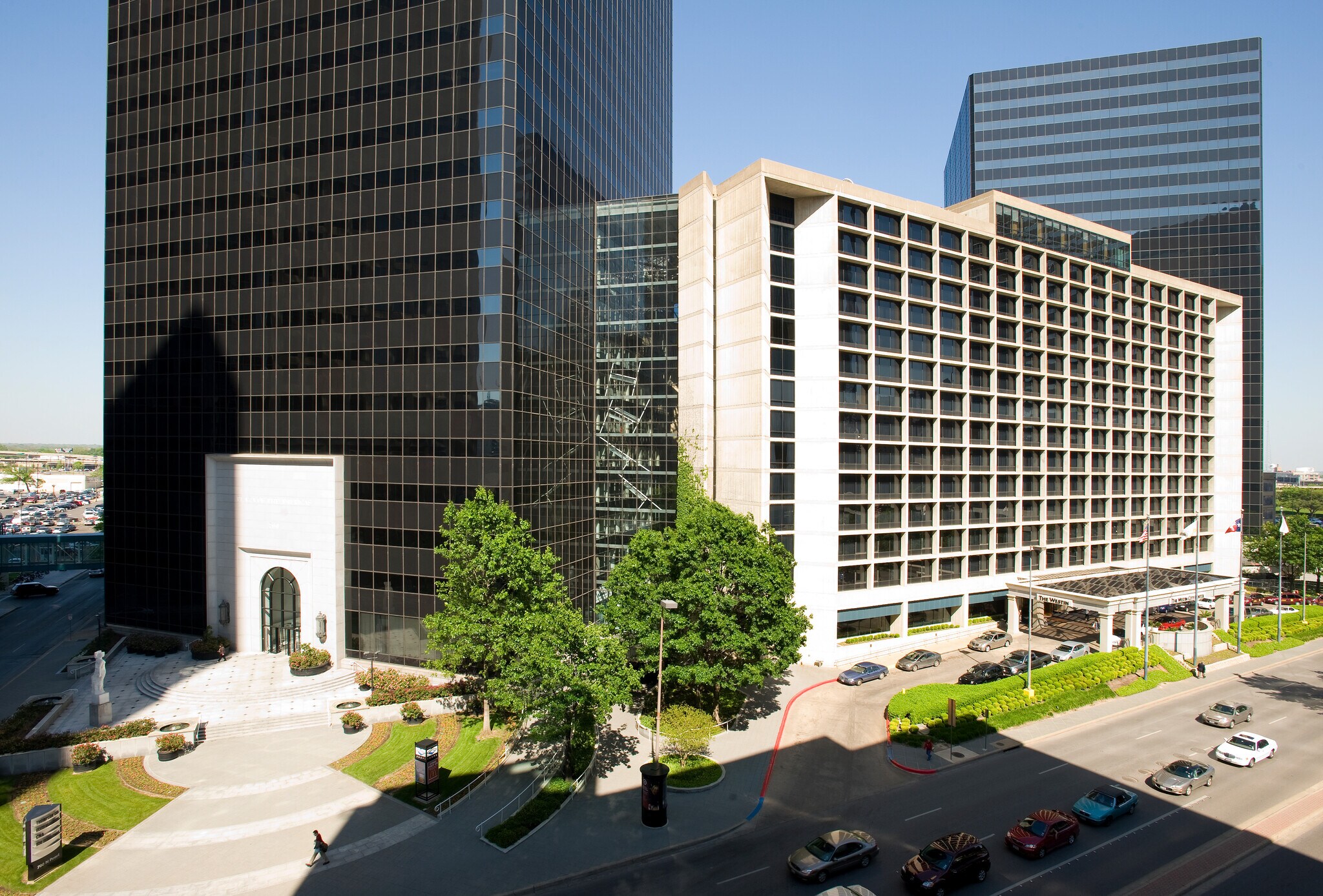 700 N Pearl St, Dallas, TX à louer Photo du bâtiment- Image 1 de 10