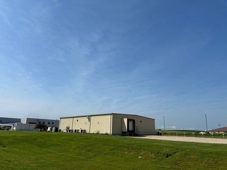100 N Industrial Pky, West Union, IA à vendre - Photo du bâtiment - Image 1 de 5