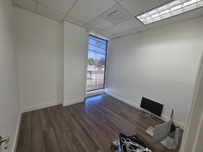 5352 Laurel Canyon Blvd, North Hollywood, CA à louer Photo intérieure- Image 2 de 7