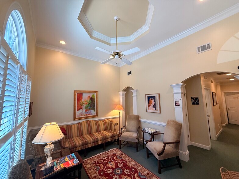 500 Sun Valley Dr, Roswell, GA à vendre - Hall d’entrée - Image 2 de 9