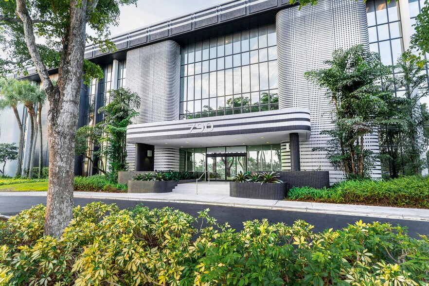 700 NW 107th Ave, Miami, FL à louer - Photo du bâtiment - Image 2 de 9