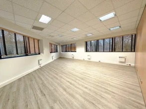 2 Allée Hendrik Lorentz, Champs-sur-Marne for lease Interior Photo- Image 2 of 5