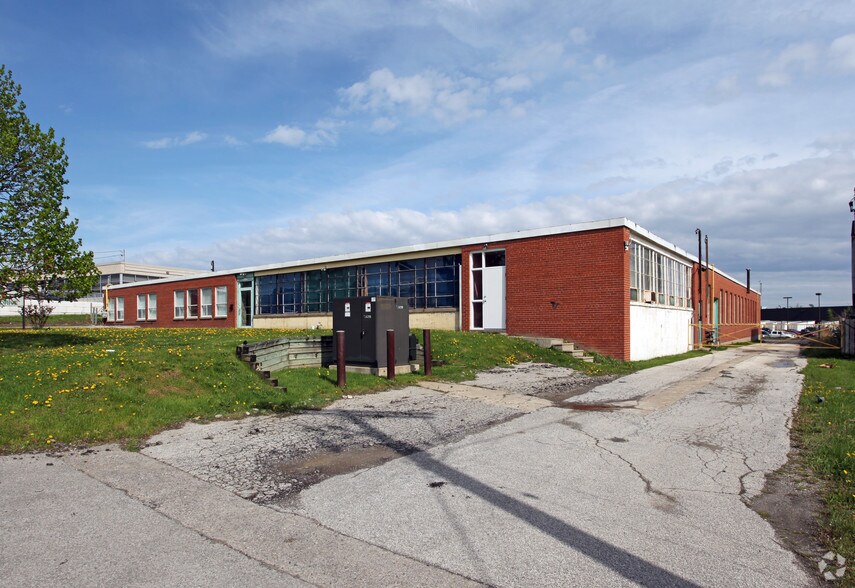 193-195 Bartley Dr, Toronto, ON à vendre - Photo du bâtiment - Image 2 de 5