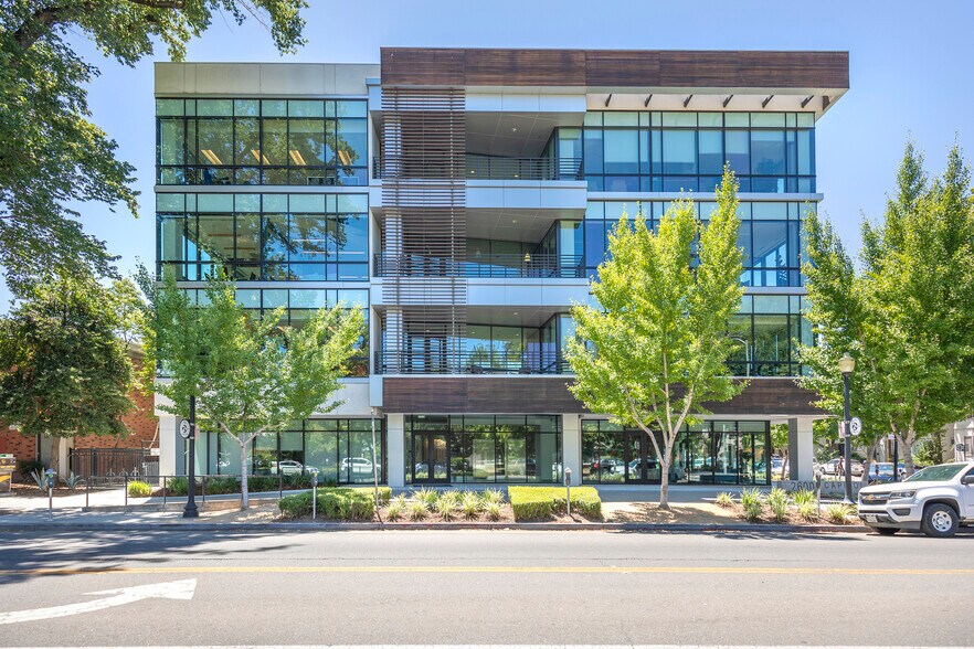 2600 Capitol Ave, Sacramento, CA à louer - Photo du bâtiment - Image 1 de 12