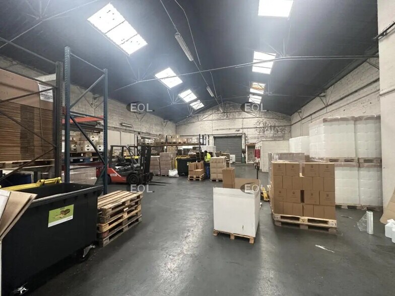 Local d'activités dans Brie-Comte-Robert à vendre - Photo du bâtiment - Image 2 de 13