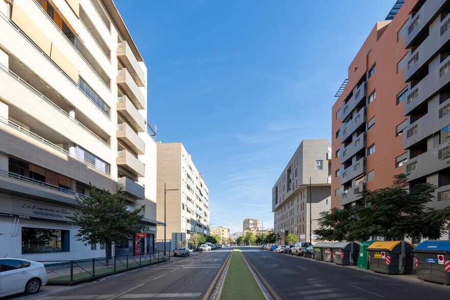 Plaza Catedrática Asunción Linares, 1, Granada, Granada à vendre - Photo du bâtiment - Image 2 de 22