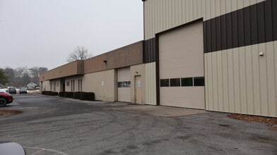 6330-6332 Flank Dr, Harrisburg, PA à louer Photo du bâtiment- Image 2 de 3
