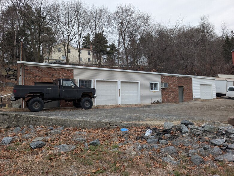 40-42 Gilbert St, Derby, CT à vendre - Photo du bâtiment - Image 2 de 21