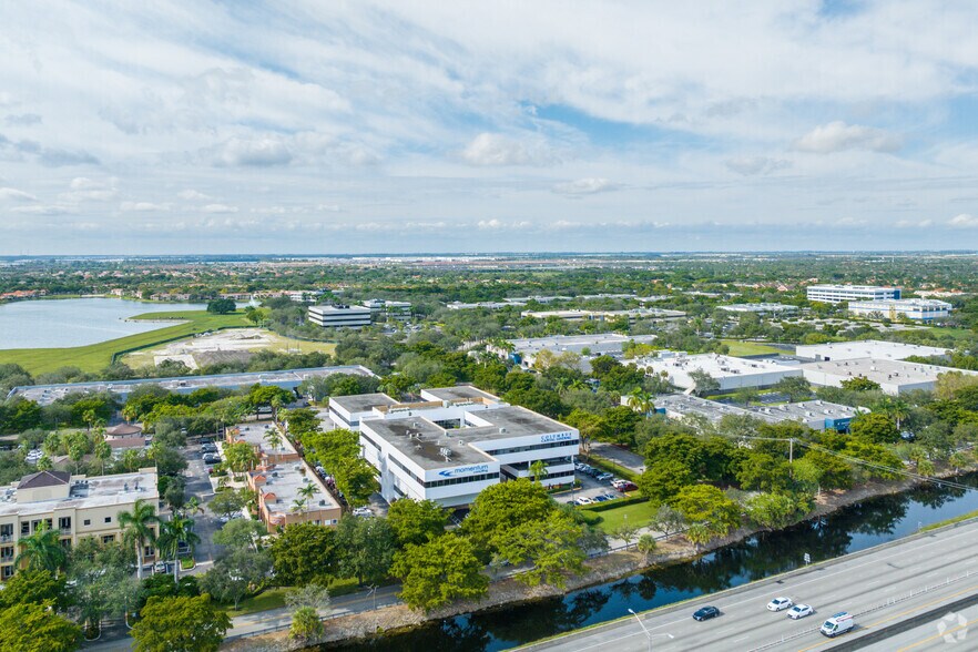 14750 NW 77th Ct, Miami Lakes, FL à louer - Aérien - Image 3 de 9