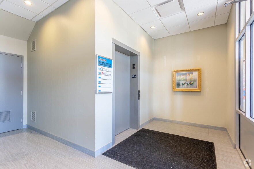 100 Grand Blvd, Cochrane, AB à louer - Hall d’entrée - Image 3 de 17