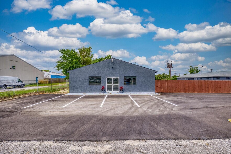 Portfolio of 2 Commercial Assets portfolio of 2 properties for sale on LoopNet.ca - Building Photo - Image 2 of 16