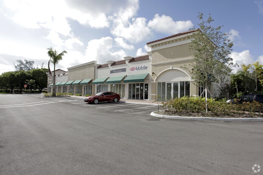 1011-1021 W Hallandale Beach Blvd, Hallandale, FL à louer - Photo du bâtiment - Image 3 de 8