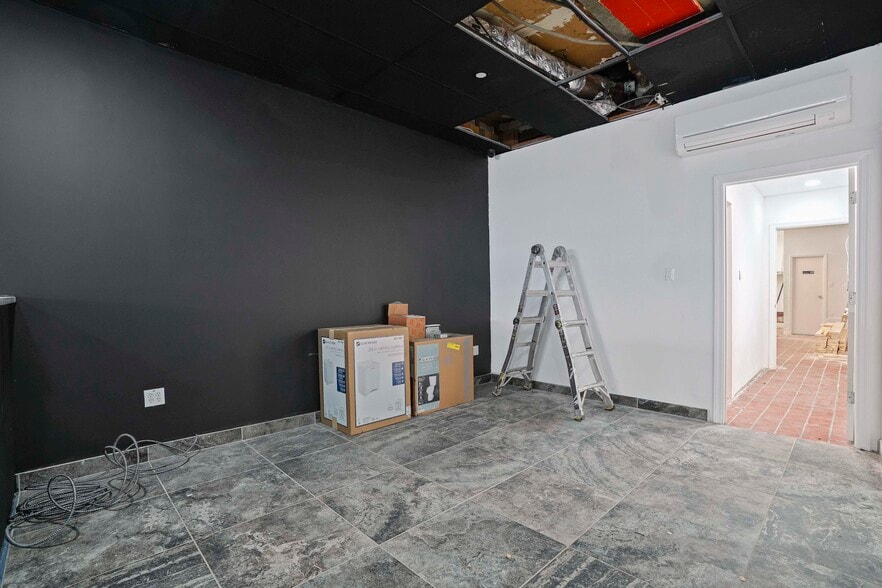6656 Myrtle Ave, Glendale, NY for lease - Building Photo - Image 3 of 14