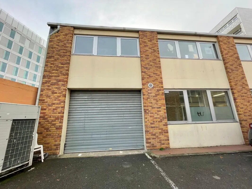 Industrial in Montrouge for lease Building Photo- Image 1 of 8