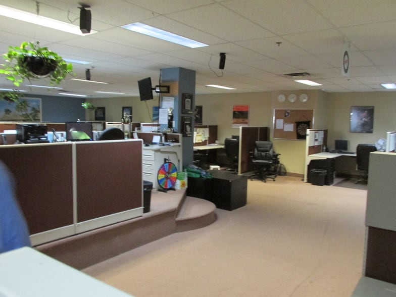 607 St. George Blvd, Moncton, NB à vendre - Photo du bâtiment - Image 3 de 24