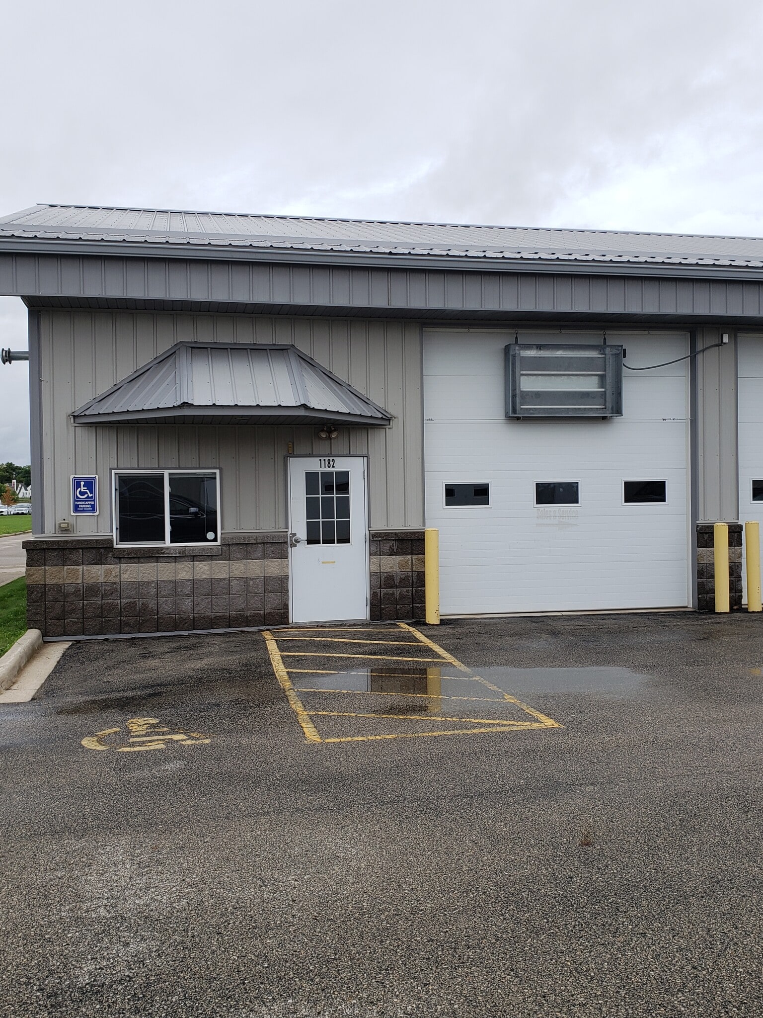 1182 N Perkins St, Appleton, WI for lease Building Photo- Image 1 of 2