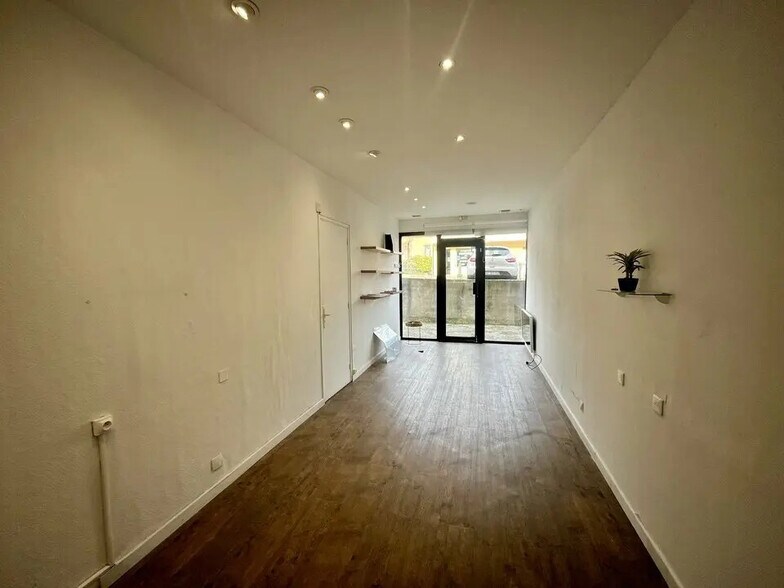 Retail in Venelles for lease - Interior Photo - Image 1 of 3