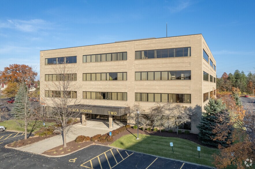 Plaza South portefeuille de 3 propriétés à vendre sur LoopNet.ca - Photo principale - Image 2 de 3