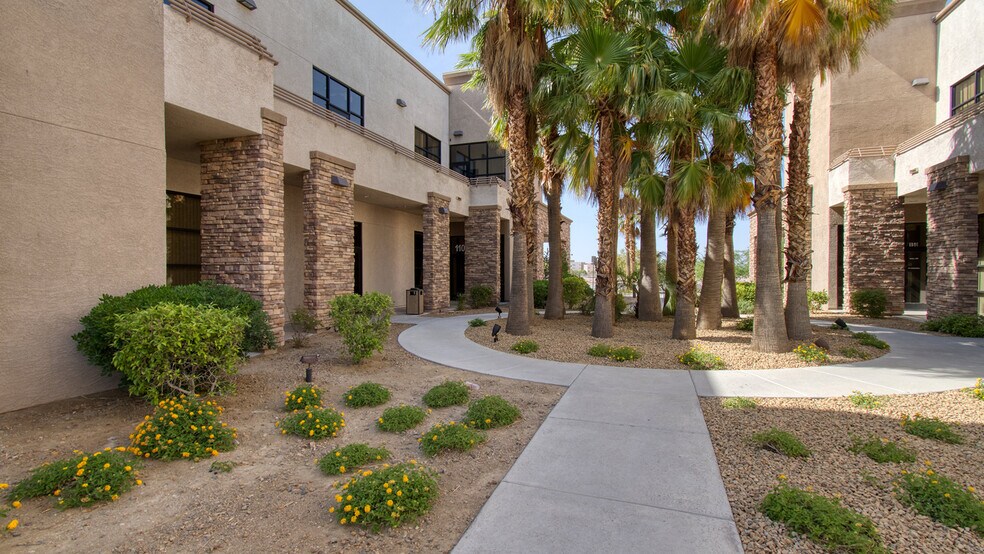 6785 W Russell Rd, Las Vegas, NV à louer - Photo du bâtiment - Image 1 de 13