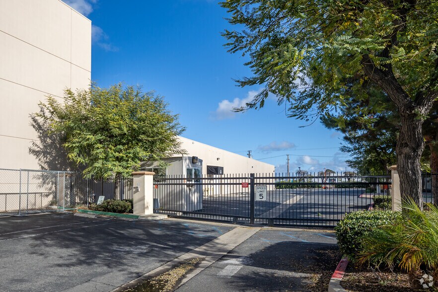 17522 Armstrong Ave, Irvine, CA à vendre - Photo du bâtiment - Image 3 de 5