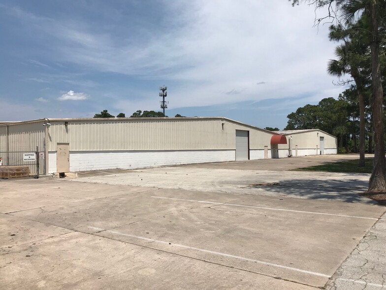 221 Fentress Blvd, Daytona Beach, FL for lease - Building Photo - Image 3 of 7