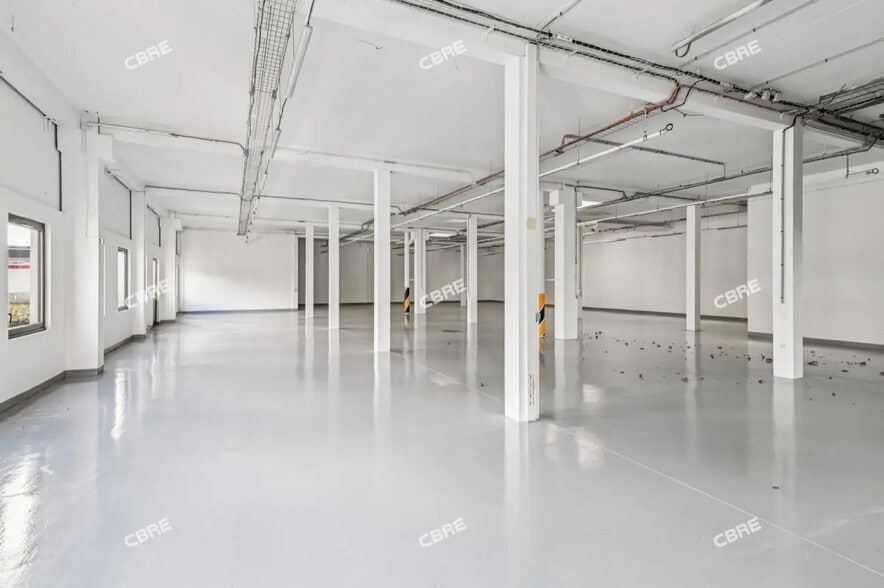 Flex in Gennevilliers for lease - Interior Photo - Image 2 of 8