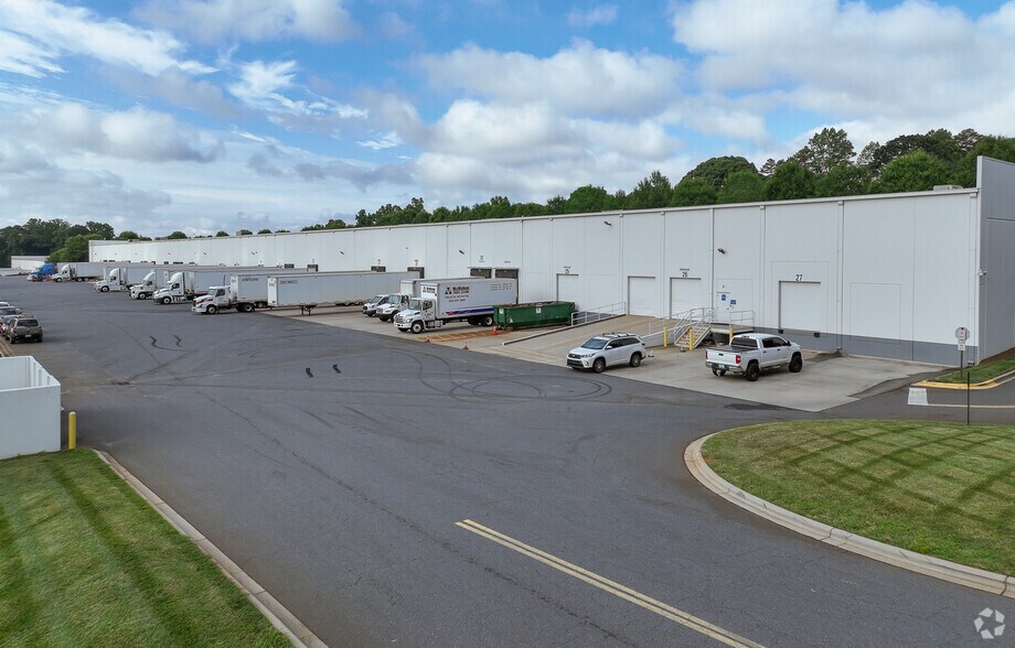 9015 Air Park West Dr, Charlotte, NC à louer - Photo du bâtiment - Image 2 de 4